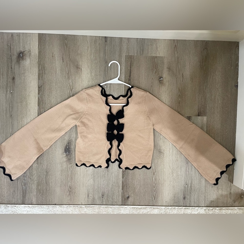 Commense Knit Contrast Wave Trim Bow Sweater Size Medium Tan and Black - Picture 10 of 12